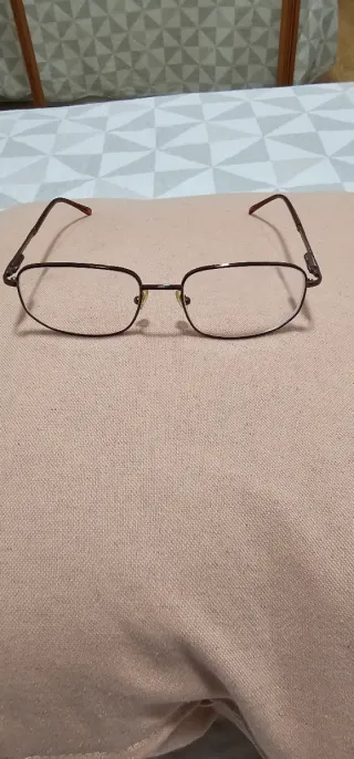 Monturas de gafas negras y plateadas