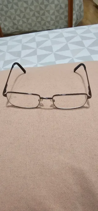 Monturas de gafas negras y plateadas