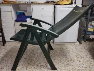 Silla de jardin reclinable de plástico.