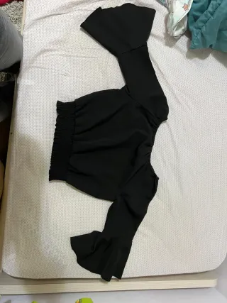 Blusa negra con volantes