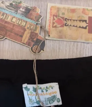 Falda negra con flores multicolor