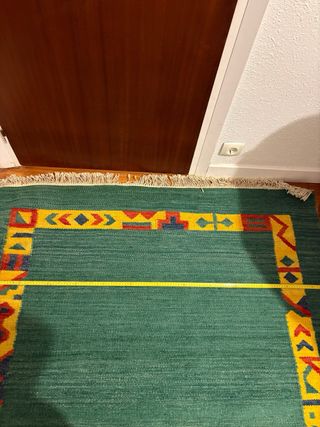 Alfombra grande verde y amarilla
