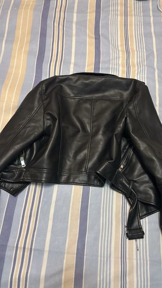 Chaqueta cuero sintético negra