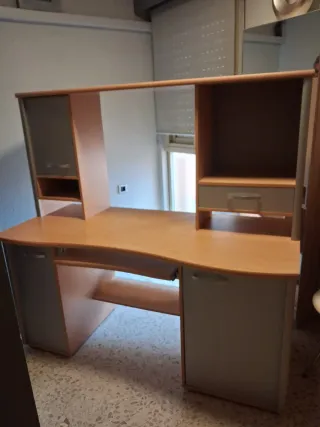 Escritorio madera y gris con almacenaje