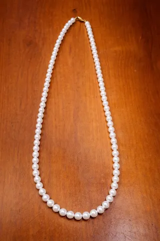 Collar de perlas blanco y dorado