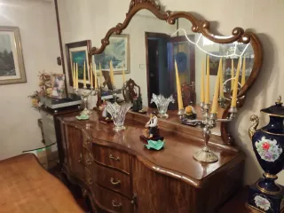 Mesa-sillas comedor y armario con espejo a juego.