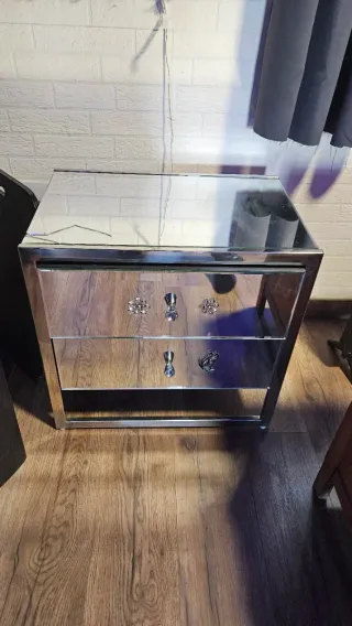 Mesita de noche plateada con cajones