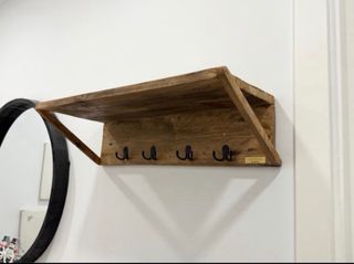 Perchero rústico de madera y metal