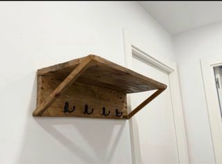 Perchero rústico de madera y metal