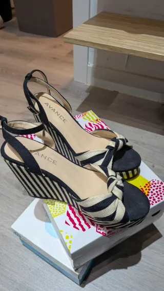 Sandalias AVANCE cuña rayas beige y negro