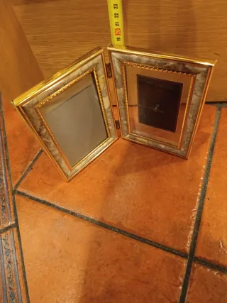 Marco de fotos doble con reloj dorado