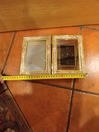 Marco de fotos doble con reloj dorado