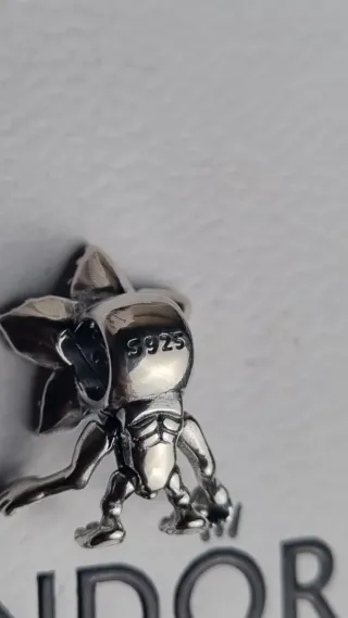 Charm Pandora Demogorgon Stranger Things Rojo