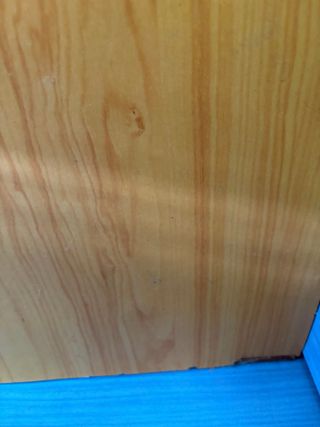 Escritorio de madera, tiene algun desperfecto.