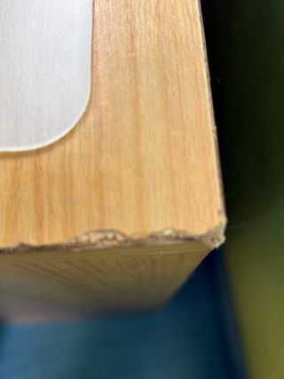 Escritorio de madera, tiene algun desperfecto.