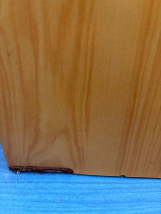 Escritorio de madera, tiene algun desperfecto.