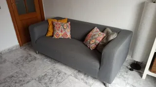 Sofá KLIPPAN y reposapiés EKTORP Gris de IKEA