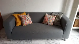 Sofá KLIPPAN y reposapiés EKTORP Gris de IKEA