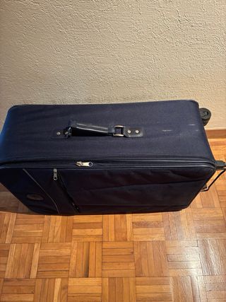 Maleta de viaje negra con ruedas