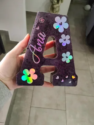 Lettera in resina decorata