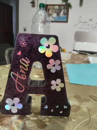 Lettera in resina decorata