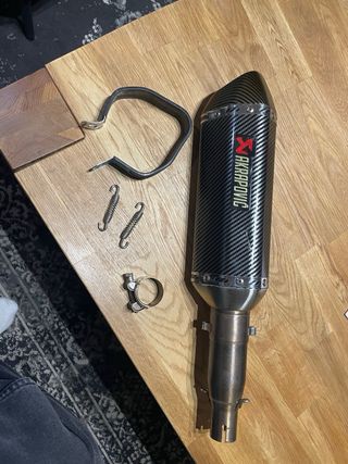 Escape Akrapovic Carbono