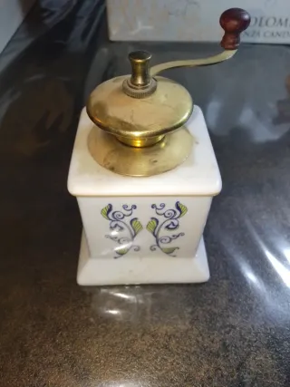 Macinino vintage ceramica decorata