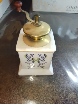 Macinino vintage ceramica decorata