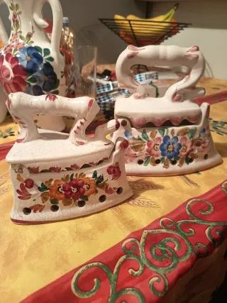 Ferri da stiro decorativi in ceramica dipinta
