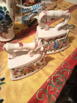 Ferri da stiro decorativi in ceramica dipinta