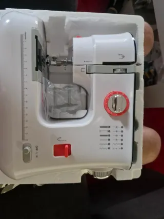 Máquina de coser blanca