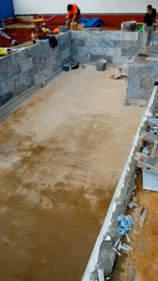 Construcción de piscina de hormigón