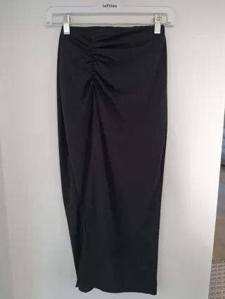 Falda midi tubo negra drapeada