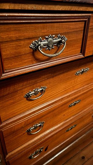 Cómoda alta clásica de madera