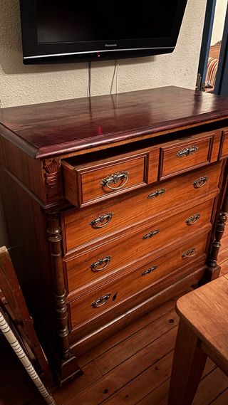 Cómoda alta clásica de madera