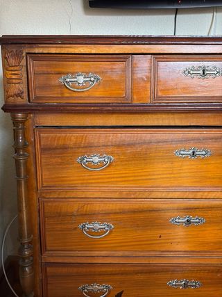 Cómoda alta clásica de madera