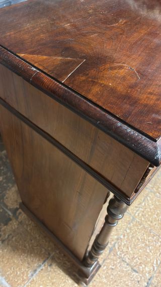 Cómoda alta clásica de madera