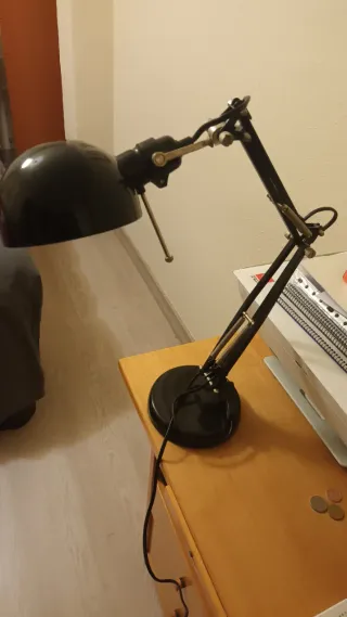 Lámpara flexo negra articulada