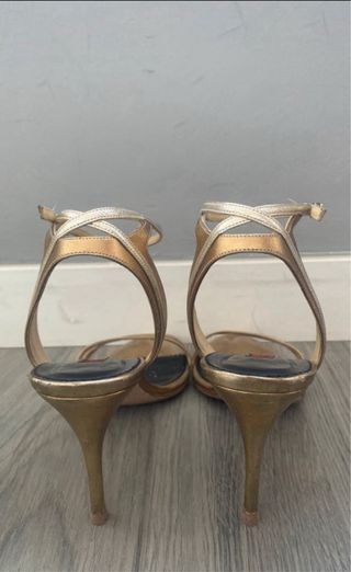 Tacones Carolina Herrera Dorados y Plateados