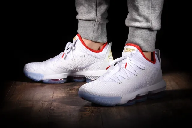 Nike LeBron 16 Low Night De Draft Talla 45