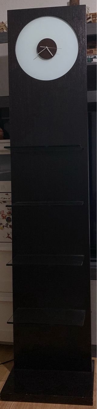 Estantería marrón con baldas de cristal