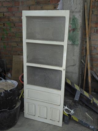 Puerta antigua alacena con cristal