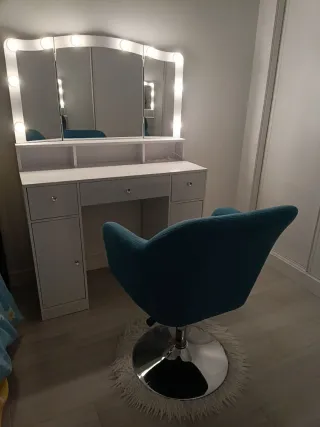 Butaca azul giratoria con reposabrazos