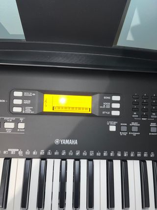 Teclado Yamaha PSR-E363 + banqueta + funda
