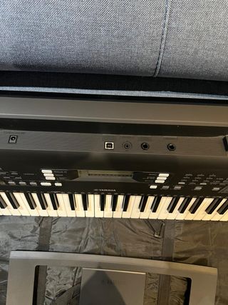 Teclado Yamaha PSR-E363 + banqueta + funda
