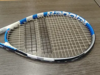 Raqueta de tenis Babolat con funda