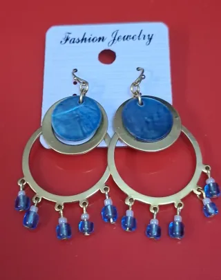 Pendientes largos dorados con abalorios azules