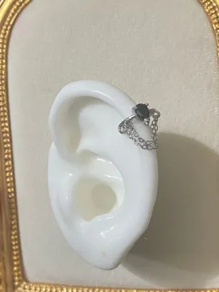 Piercing cartílago estrella negra y cadena