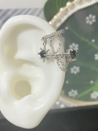 Piercing cartílago estrella negra y cadena