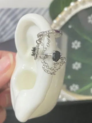 Piercing cartílago estrella negra y cadena